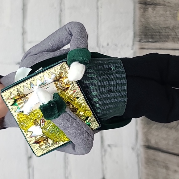 Byers' Choice Caroler 2004 Christmas Traditions Man with Christmas Crackers - Picture 6 of 17